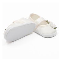 Kojenecké saténové capáčky New Baby Ivory Flowers 0-3 m