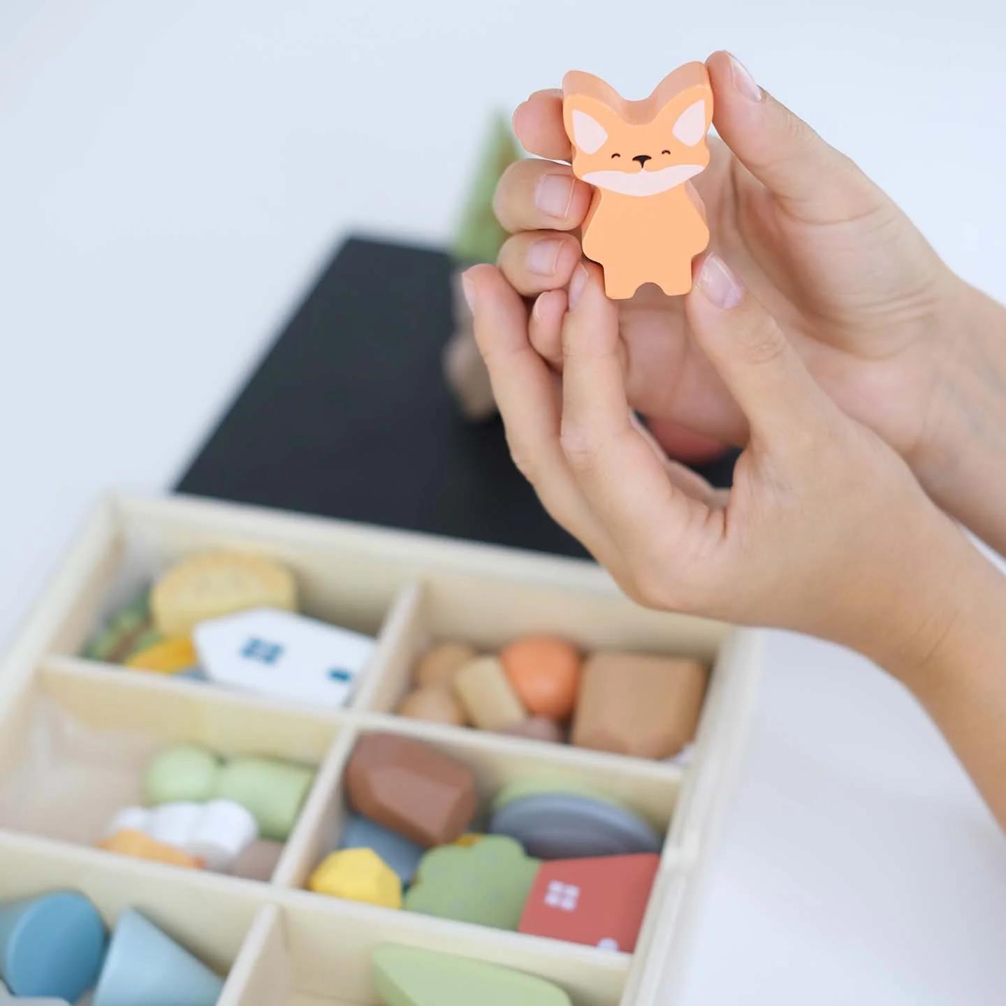 Dřevěná Montessori sada 40 figurek Les